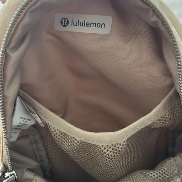 Lululemon mini crossbody/backpack - Picture 4 of 5
